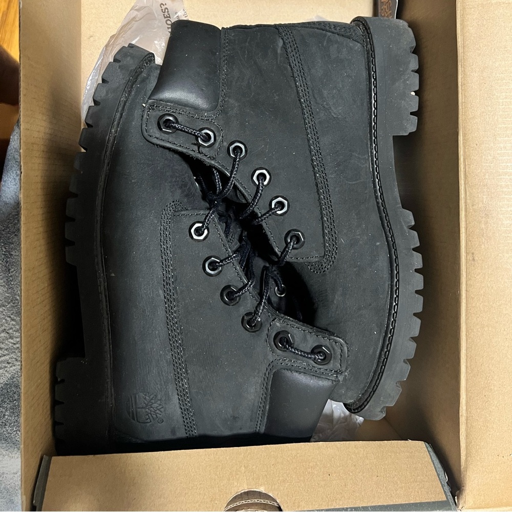BLACK TIMBERLAND BOOTS SIZE 4.5 KIDS
